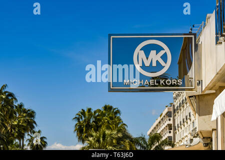 CANNES, Frankreich - April 2019: Zeichen außerhalb des Michael Kors Store auf der Strandpromenade von Cannes. Es ist eine weithin bekannte Marke der Designer waren. Stockfoto