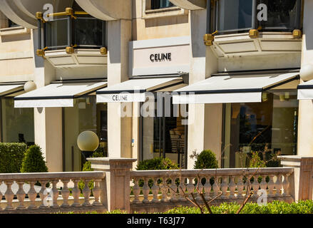 CANNES, Frankreich - April 2019: Außen auf der Vorderseite des Celine Store auf der Strandpromenade von Cannes. Stockfoto