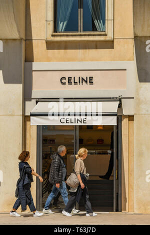 CANNES, Frankreich - April 2019: Menschen zu Fuß vorbei an den Eingang des Celine Store auf der Strandpromenade von Cannes. Stockfoto