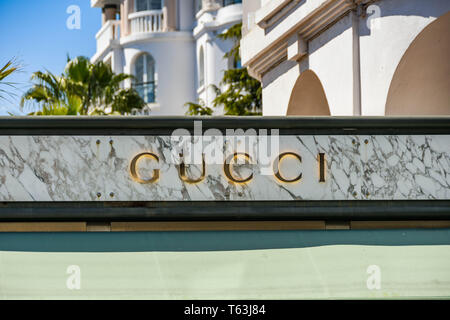 CANNES, Frankreich - April 2019: Nahaufnahme der Zeichen außerhalb der Gucci Store auf der Strandpromenade von Cannes. Gucci ist eine bekannte Luxusmarke Designer gehen Stockfoto