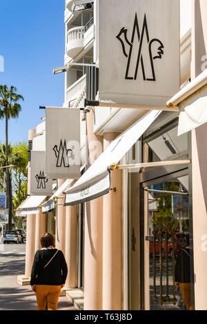 CANNES, Frankreich - April 2019: Person zu Fuß vorbei an den Moncler Store auf der Strandpromenade von Cannes. Stockfoto