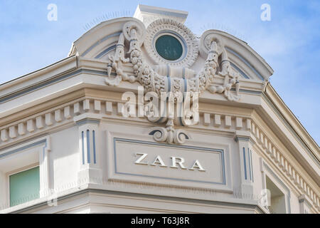 CANNES, Frankreich - April 2019: Äußere der Niederlassung von Zara in Cannes. Zara ist ein schnell Spanisch Modehaus. Stockfoto