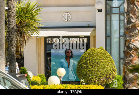 CANNES, Frankreich - April 2019: Zeichen außerhalb der Giorgio Armani Store auf der Strandpromenade von Cannes. Armani ist ein bekannter Designer Marke. Stockfoto