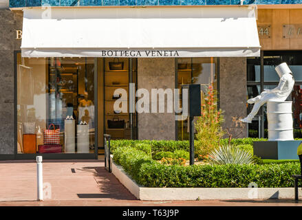 CANNES, Frankreich - April 2019: Äußere des Bottega Veneta Store auf der Strandpromenade von Cannes. Es ist eine berühmte Designer Marke. Stockfoto