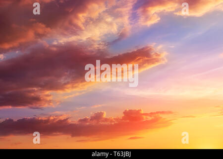 Natürlichen Sonnenuntergang bzw. Sonnenaufgang mit lebendigen Farben. Dramatische bunte Himmel Hintergrund. Stockfoto