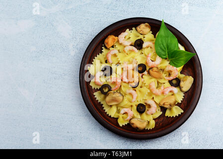Schüssel, italienische Pasta Bogen mit Meeresfrüchte Garnelen und Muscheln in einer Platte Stockfoto