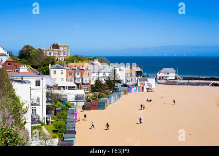 Cranbrook, Kent, Großbritannien. Der Sandstrand von Broadstairs Strand mit der Hafenmauer, mit Blick auf den Ärmelkanal. Charles Dickens Bleak House auf dem Hügel. Stockfoto