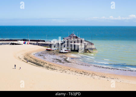 Cranbrook, Kent, Großbritannien. Ein Mann und sein Hund am Strand in der Nähe von Cranbrook Hafen an einem schönen Frühlingstag. Stockfoto