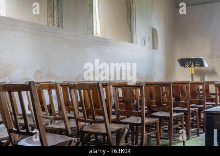 Im Inneren der St. John the Baptist Church unter der Obhut der CCT, eine redundante Kirche in Upper Eldon in Abendlicht, Hampshire, England, Großbritannien Stockfoto