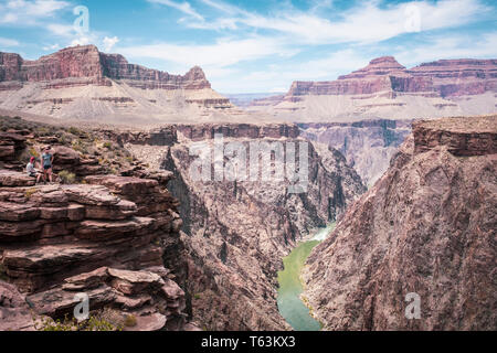 Paar Wanderer genießen Sie einen atemberaubenden Blick auf den Colorado River von Plateau Point im Grand Canyon National Park, Arizona, USA Stockfoto