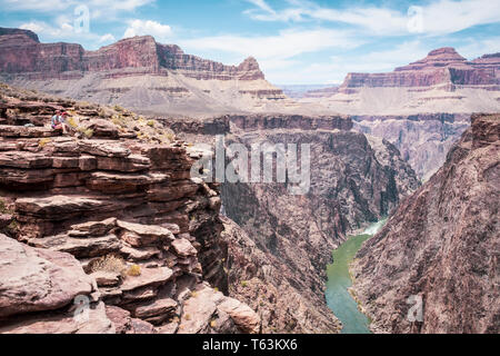 Paar Wanderer genießen Sie einen atemberaubenden Blick auf den Colorado River von Plateau Point im Grand Canyon National Park, Arizona, USA Stockfoto