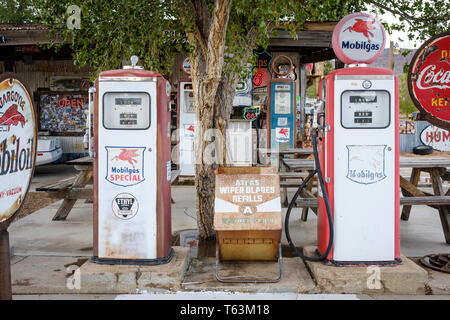 Route 66 Tankstelle Pumpen auf eine historische General Store in Hackberry, Arizona, USA Stockfoto