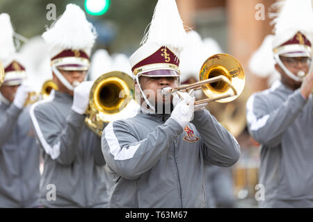 New Orleans, Louisiana, USA - 23. Februar 2019: Mardi Gras Parade, die McDonogh Senior High Marching Roneagles, die bei der Parade Stockfoto