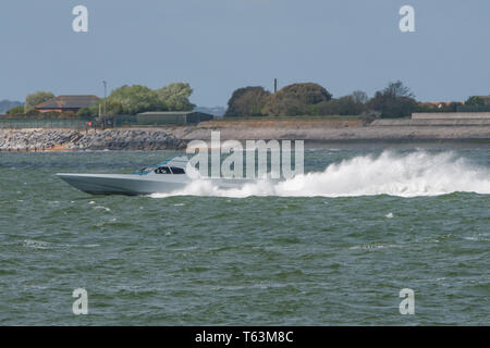 Britischen Special Forces (Special Boat Service) Schnelle interceptor Handwerk ist bei der Geschwindigkeit in den Solent, Großbritannien am 25. April 2019 gesehen. Stockfoto