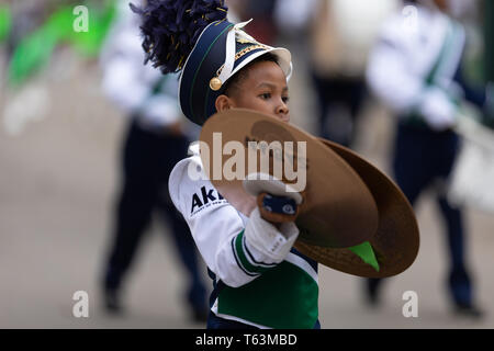 New Orleans, Louisiana, USA - 23. Februar 2019: Mardi Gras Parade, Mitglieder der Akili Akademie bei der Parade Stockfoto