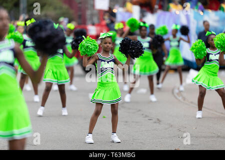 New Orleans, Louisiana, USA - 23. Februar 2019: Mardi Gras Parade, Mitglieder der Akili Akademie bei der Parade Stockfoto