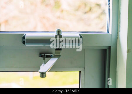 Türschließer auf Glas Tür auf Gebäude Eingang Stockfoto