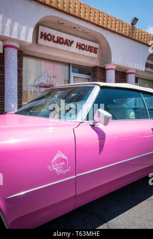 Die kleine Vegas Kapelle Pink Cadillac im Holiday House Motel in Las Vegas, Nevada, USA Stockfoto