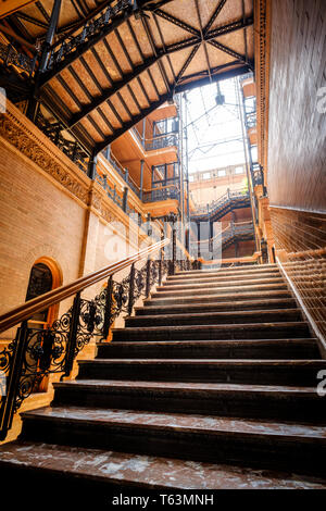 Im Inneren ikonischen Bradbury Building, Teil von Blade Runner film Locations, in der Innenstadt von Los Angeles, Kalifornien, USA Stockfoto