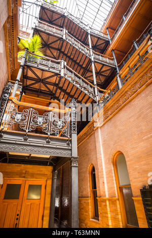 Im Inneren ikonischen Bradbury Building, Teil von Blade Runner film Locations, in der Innenstadt von Los Angeles, Kalifornien, USA Stockfoto