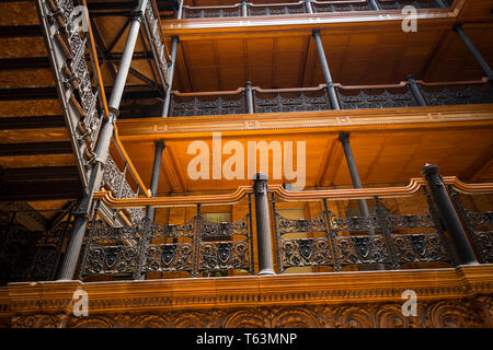 Im Inneren ikonischen Bradbury Building, Teil von Blade Runner film Locations, in der Innenstadt von Los Angeles, Kalifornien, USA Stockfoto