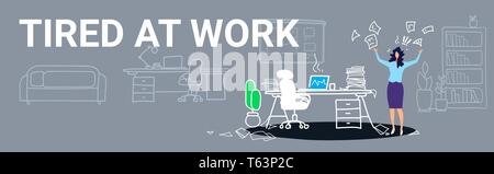 Unzufrieden Frau boss werfen papers Dokumente bei der Arbeit Konzept wütend Geschäftsfrau Arbeitgeber müde betonte in der Nähe von Arbeitsplatz Büro Stock Vektor