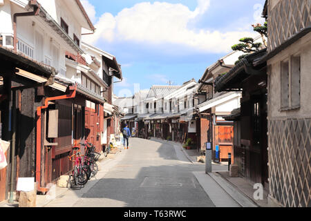 Mittelalterliche Straße mit traditionellen japanischen Häuser und Lagerhäuser in Kurashiki Bikan Bezirk, Stadt, Japan Stockfoto