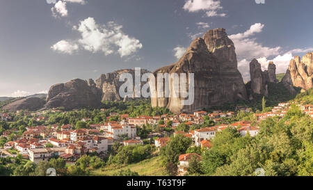 Kastraki, Griechenland - 07.04.2018. Panoramablick auf die Kastraki Village am Fuße der Berge in Meteora Griechenland an einem sonnigen Sommertag Stockfoto