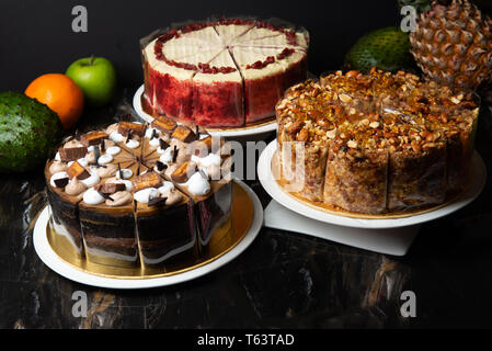 Verschiedene Kuchen mit dunklen Hintergrund Stockfoto