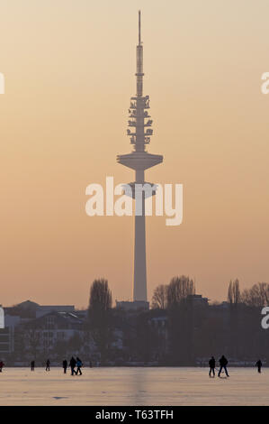 Skyline von Hamburg mit Radio Telecommunication Tower Heinrich Herz Turm, Deutschland Stockfoto