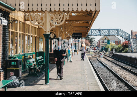 Sheringham, Großbritannien - 21 April, 2019: Leiter gehen auf Sheringham Bahnhof mit einem Sandwich in der Hand. Sheringham ist eine englische Stadt am Meer innerhalb von t Stockfoto