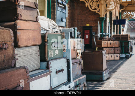 Sheringham, Großbritannien - 21 April, 2019: Retro dekorativen Koffern auf der Plattform von Sheringham Bahnhof an einem sonnigen Frühlingstag. Sheringham ist ein ENGLIS Stockfoto