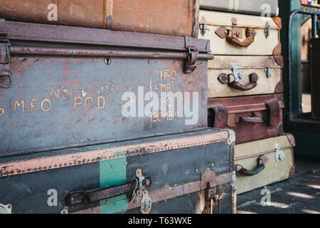 Sheringham, Großbritannien - 21 April, 2019: Retro dekorativen Koffern auf der Plattform von Sheringham Bahnhof an einem sonnigen Frühlingstag. Sheringham ist ein ENGLIS Stockfoto