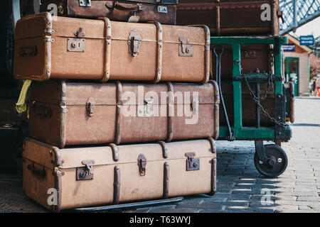 Sheringham, Großbritannien - 21 April, 2019: Retro dekorativen Koffern auf der Plattform von Sheringham Bahnhof an einem sonnigen Frühlingstag. Sheringham ist ein ENGLIS Stockfoto