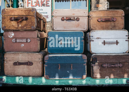 Sheringham, Großbritannien - 21 April, 2019: Retro dekorativen Koffern auf der Plattform von Sheringham Bahnhof an einem sonnigen Frühlingstag. Sheringham ist ein ENGLIS Stockfoto