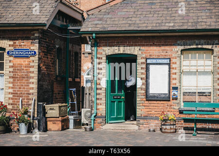 Sheringham, Großbritannien - 21 April, 2019: Leiter in Uniform in Sheringham retro Bahnhof. Sheringham ist eine englische Stadt in der Grafschaft o Stockfoto