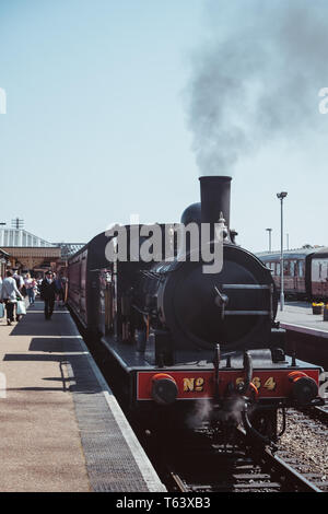 Sheringham, Großbritannien - 21 April, 2019: Dampfzug auf der Plattform in Sheringham. Die Mohnblume Linie, wie die North Norfolk Eisenbahn, ein Erbe Ste bekannt Stockfoto