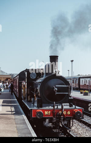Sheringham, Großbritannien - 21 April, 2019: Dampfzug auf der Plattform in Sheringham. Die Mohnblume Linie, wie die North Norfolk Eisenbahn, ein Erbe Ste bekannt Stockfoto