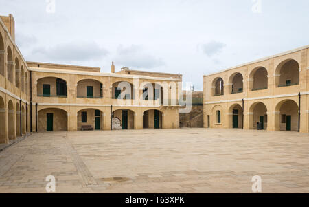 Panoramablick Intramural Blick auf Gebäude von Fort St. Elmo. Valletta (Valetta), Malta, Europa. Stockfoto