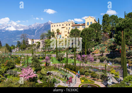 Panoramablick auf die Burg und die botanischen Gärten von Schloss Trauttmansdorff in einem Alpen Landschaft von Meran. Meran, Provinz Bozen, Südtirol, Italien. Stockfoto