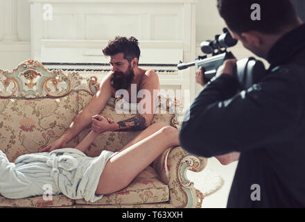 Szene der Gewalt mit einer Feuerwaffe zwischen Mann und Frau Stockfoto