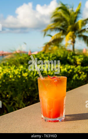 Tropischen cocktail Grace Bay Beach, Providenciales, Turks- und Caicos-Inseln, Karibik. Stockfoto