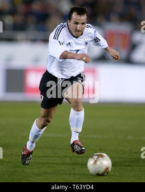 Iberostar Estadi (Son Moix), Palma de Mallorca, Spanien, 12.2.2003, Fußball: Internationale freundlich Spanien (rot) gegen Deutschland (weiss) 3:1------- Jens Jeremies (GER) Stockfoto