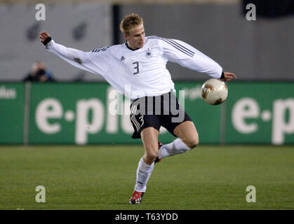 Iberostar Estadi (Son Moix), Palma de Mallorca, Spanien, 12.2.2003, Fußball: Internationale freundlich Spanien (rot) gegen Deutschland (weiss) 3:1------- Tobias Rau (GER) Stockfoto