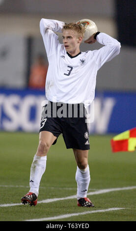 Iberostar Estadi (Son Moix), Palma de Mallorca, Spanien, 12.2.2003, Fußball: Internationale freundlich Spanien (rot) gegen Deutschland (weiss) 3:1------- Tobias Rau (GER) Stockfoto