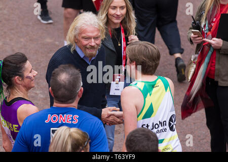 Sir Richard Branson am Ende der 2019 Virgin Money London Marathon, über 40.000 Läufer nahmen an den Marathon in London an diesem Wochenende. Stockfoto