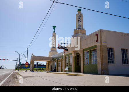 Turm Bahnhof und U-Drop Inn Café entlang der historischen US-Route 66 in Shamrock, Texas, USA Stockfoto