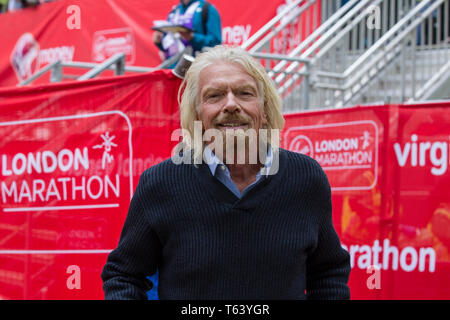 Sir Richard Branson am Ende der 2019 Virgin Money London Marathon, über 40.000 Läufer nahmen an den Marathon in London an diesem Wochenende. Stockfoto