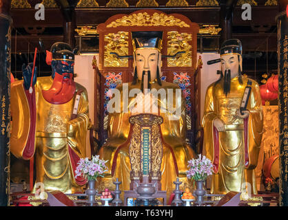 Statuen der Götter auf den Altar in der taoistischen Tempel der Stadt Götter (oder Tempel der Stadt Götter), Yuyuan Gärten, Shanghai, China Stockfoto