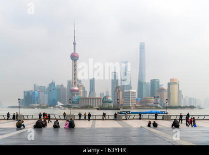 Skyline von Shanghai. Der Stadtteil Pudong und den Huangpu Fluss gesehen vom Bund (Waitan) an einem Tag, der hohen Luftverschmutzung, Shanghai, China Stockfoto